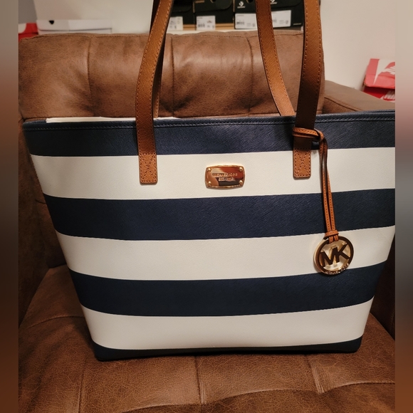 MK handbag - Picture 2 of 8